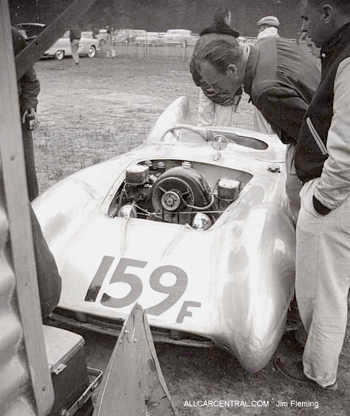Un Lotus Mark IX con el motor Porsche procedente del 550 Spyder de James Dean.