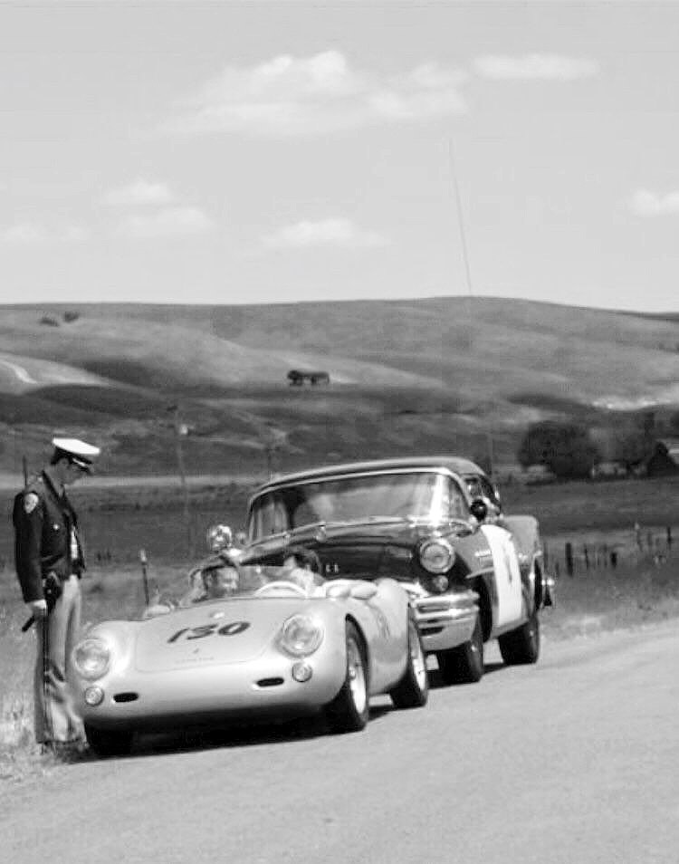 James Dean durante una parada de la policía de tráfico en el último trayecto del Porsche 550 Spyder “Little Bastard” hacia Salinas.