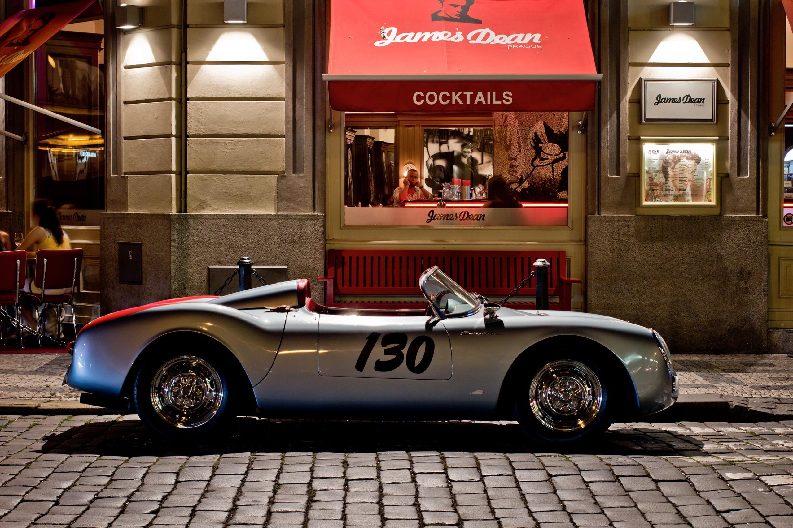 Réplica de un Porsche 550 Spyder junto a la coctelería James Dean de Praga.