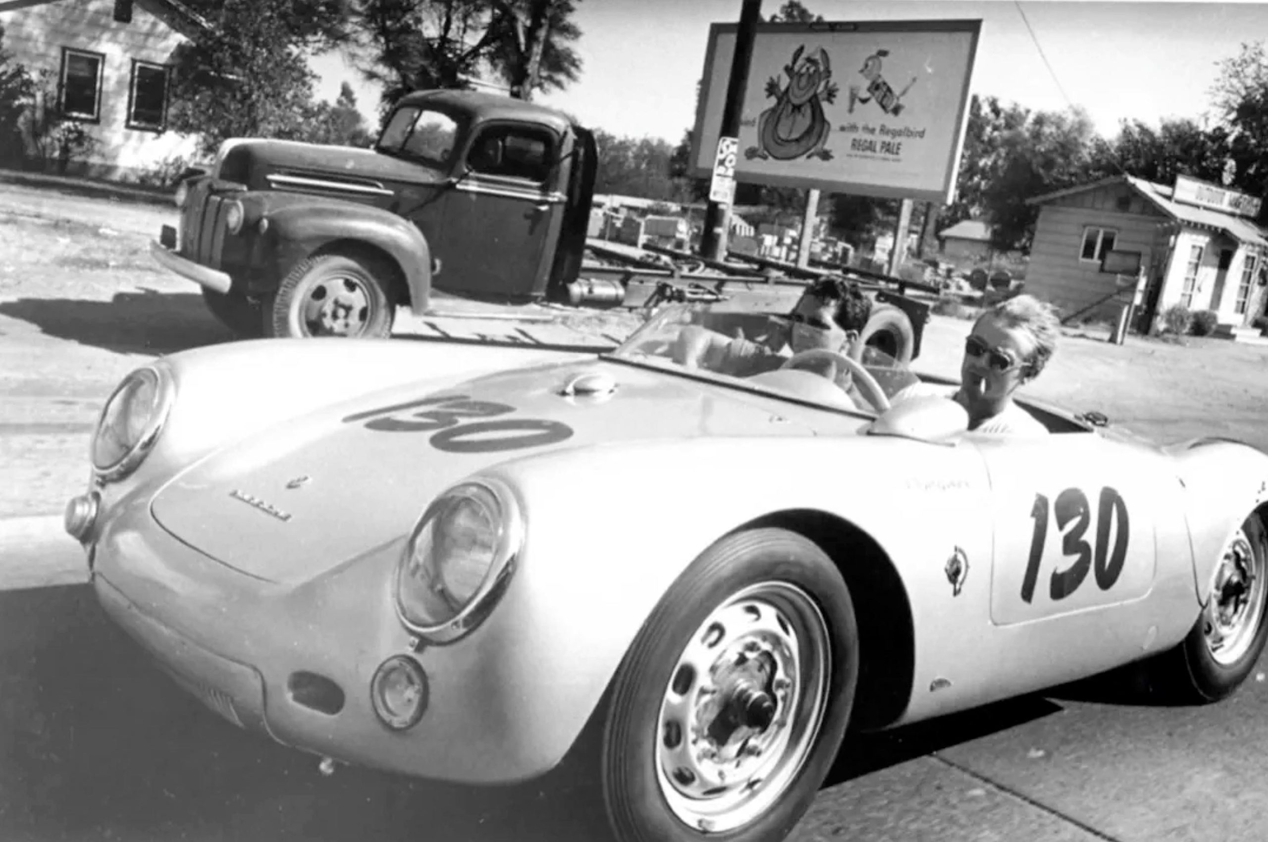 James Dean al volante de “Little Bastard”, acompañado por Rolf Wütherich, unas horas antes del accidente mortal.