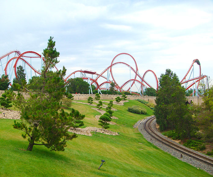 Atracción montaña rusa de PortAventura