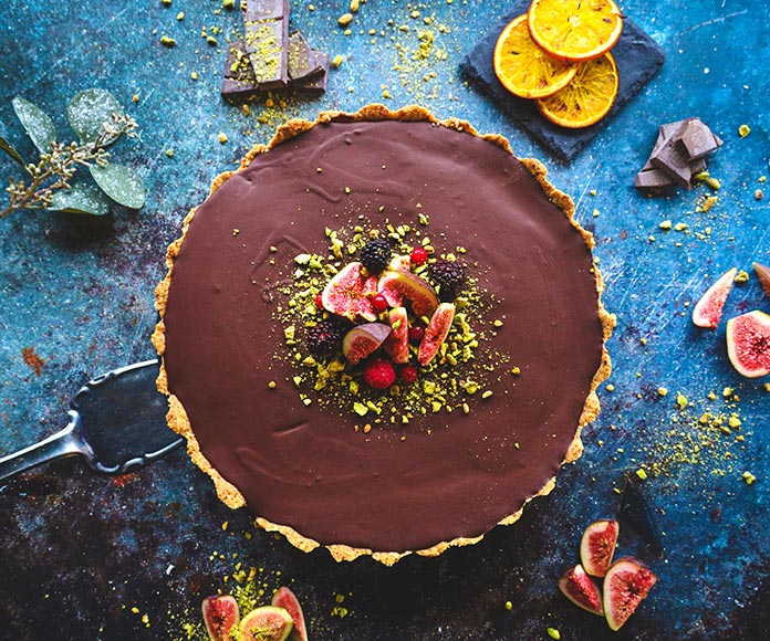 Postre tarta de chocolate con frutas exóticas