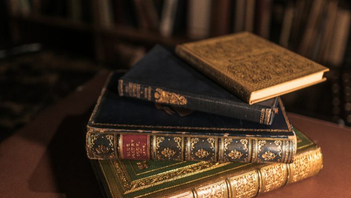 Libros antiguos sobre un escritorio