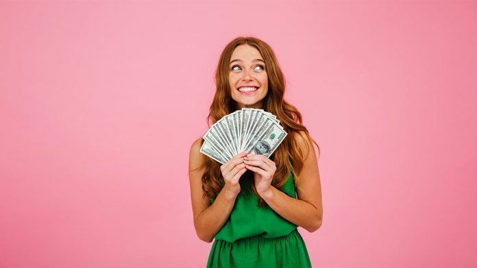 chica con un abanico de billetes en la mano