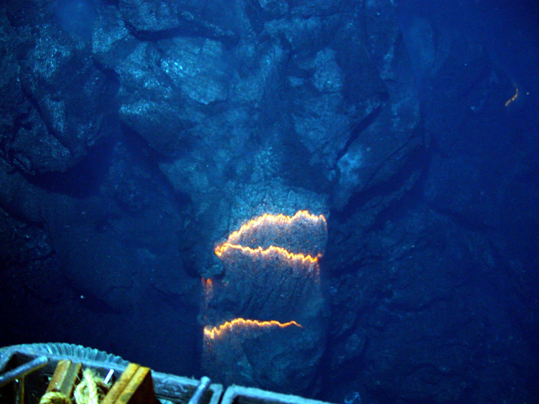 Bandas de magma expuestas durante la extrusión de un tubo de lava almohadillad