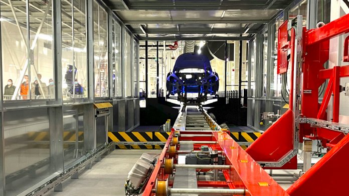 Un coche en el proceso de montaje de una fábrica automovilística