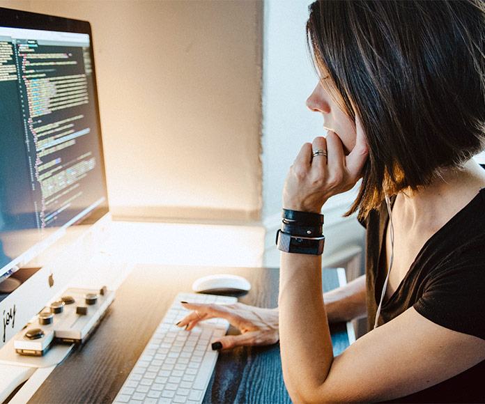 Programadora trabajando frente a su ordenador