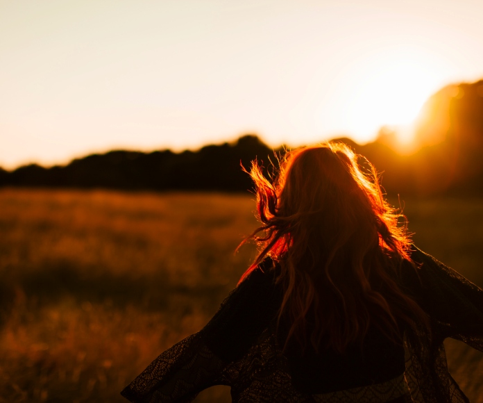 Mujer en el atardecer.