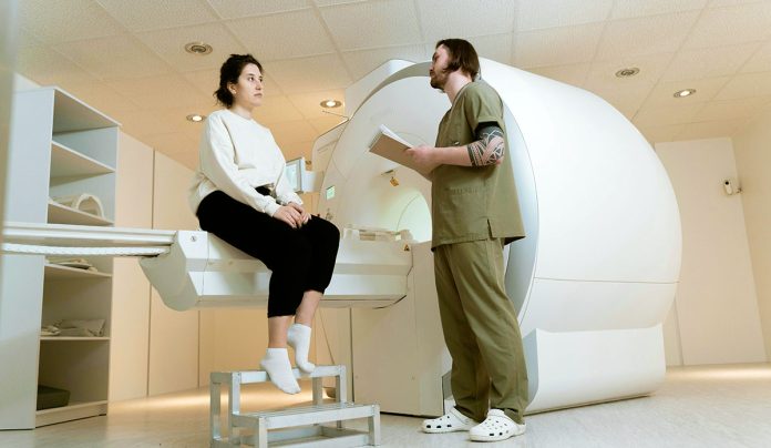 Prueba médica con máquina