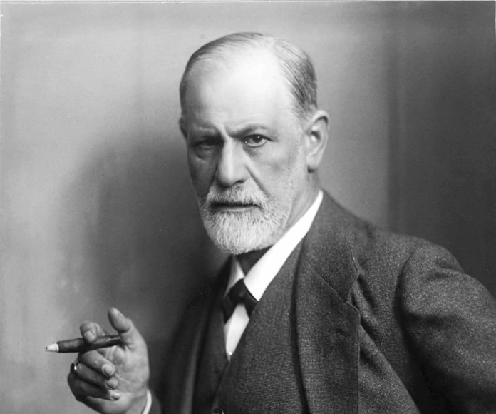 Sigmund Freud posando con un habano en la mano.