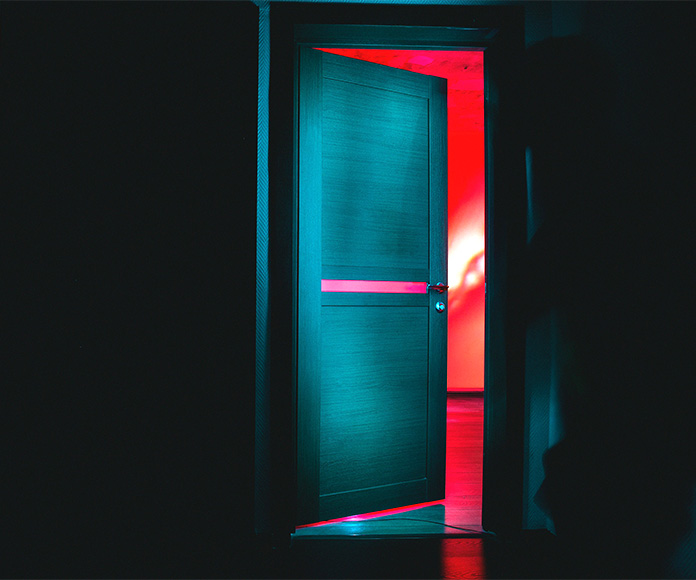puerta de entrada de una casa a oscuras