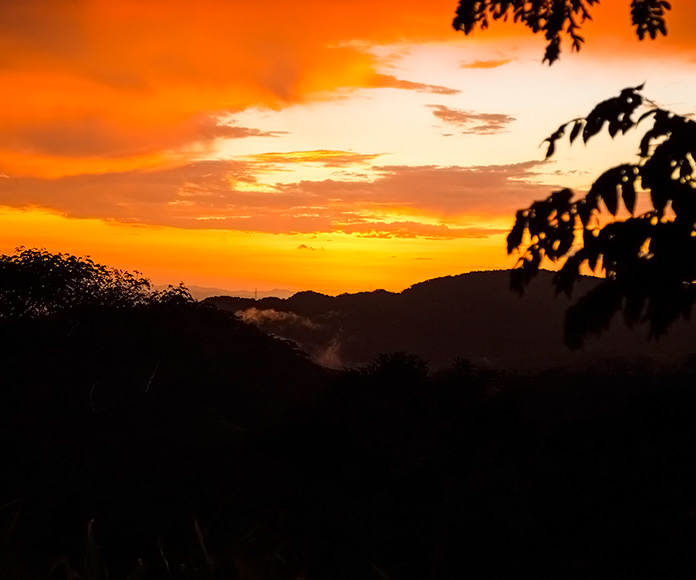 puesta de sol en las montañas de Costa Rica