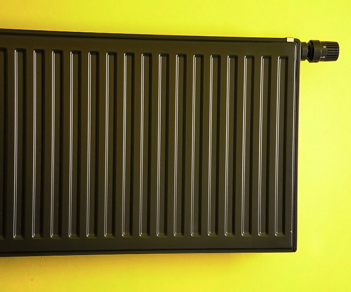 radiador de agua caliente negro