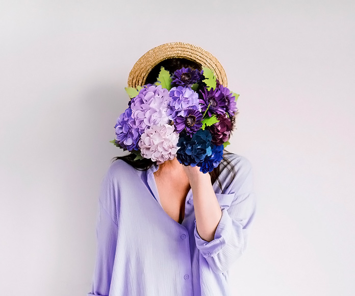 chica con un ramo de hortensias en la cara