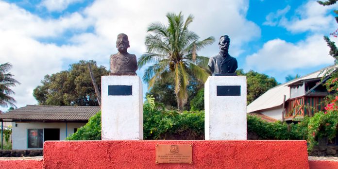 Bustos del Rey Atamu Tekena y del Capitán Policarpo Toro en el centro de Hanga Roa, Isla de Pascua