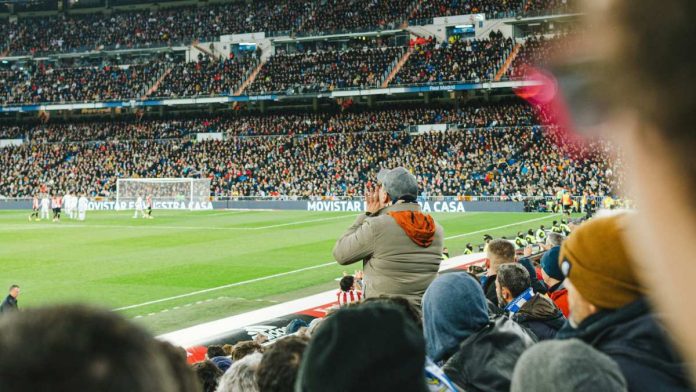 Real Madrid, estadio, fanaticada disfrutando del deporte.