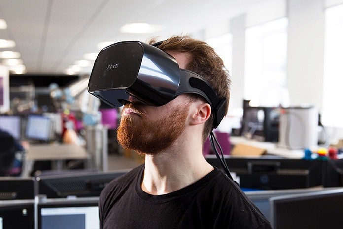 Hombre utilizando gafas de realidad virtual