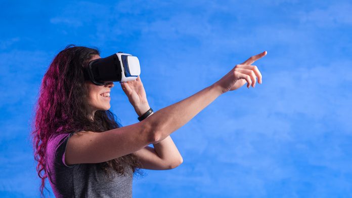 mujer disfrutando de una sesión de realidad virtual...