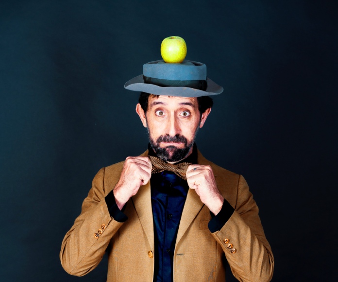 Hombre elegante con una manzana en la cabeza.