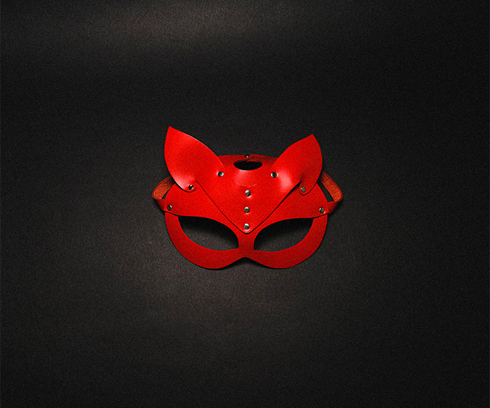 Máscara de gato de cuero rojo