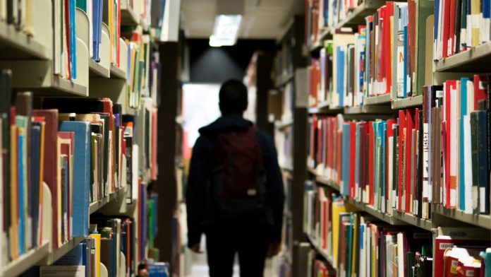 Estudiante en una biblioteca