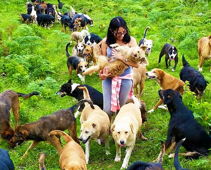 Muejer en compañia de perros