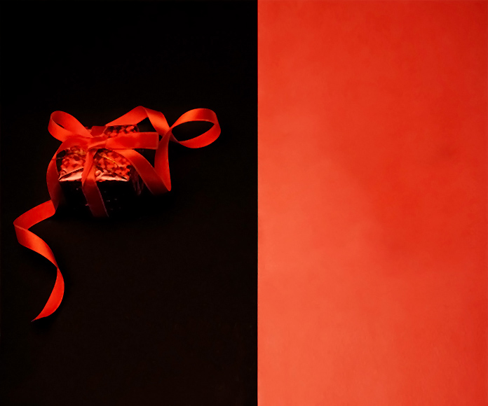 caja de regalo sobre fondo rojo y negro