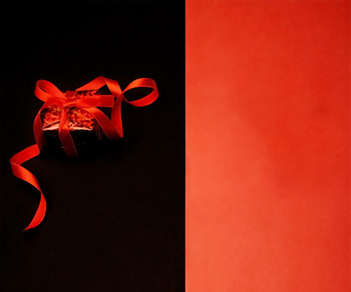 caja de regalo sobre fondo rojo y negro