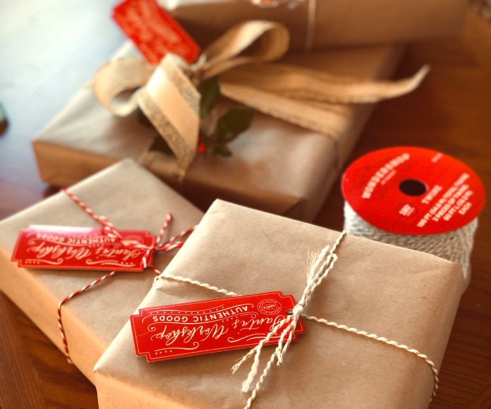 Regalos de navidad empaquetados con papel craft