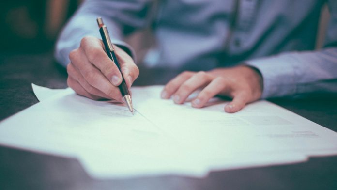 Registrar una marca en Europa, contratos, firmar contratos.