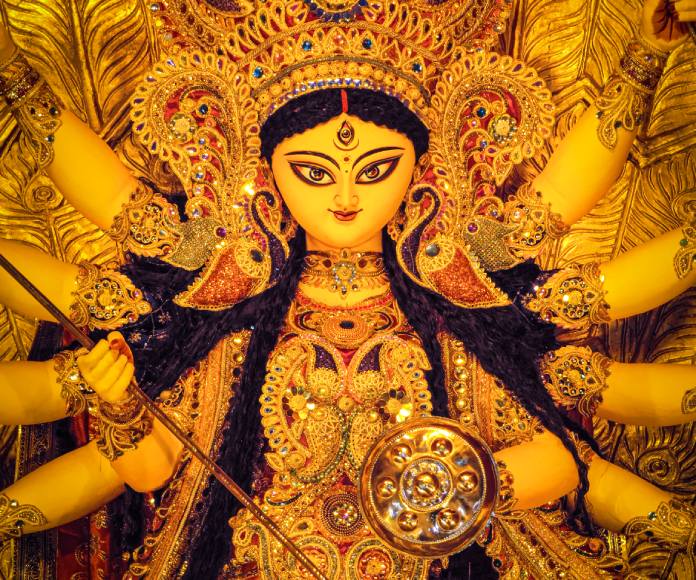 Estatua de una deidad femenina de origen hindú.