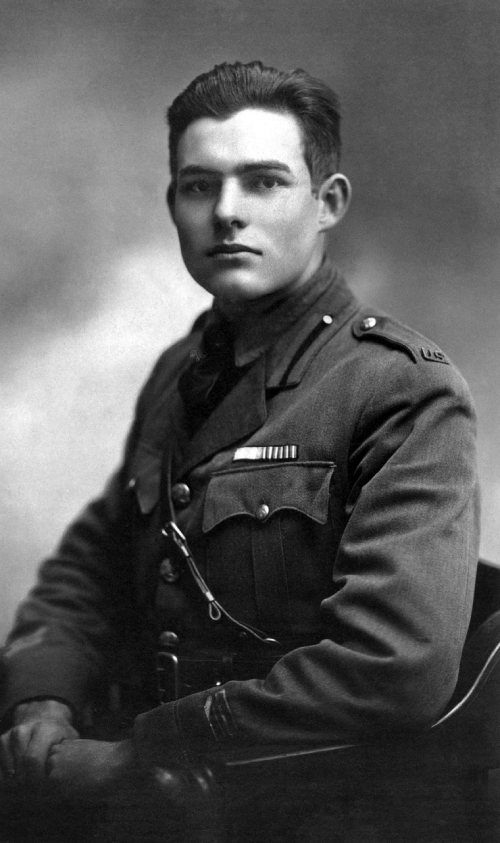 Retrato en blanco y negro de Hemingway con porte militar.