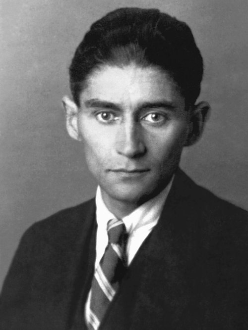 Franz Kafka fotografiado en blanco y negro mirando fijamente a la cámara. 