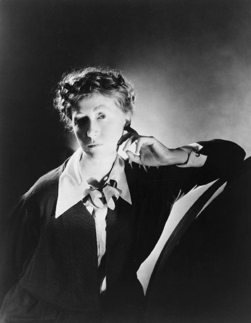 Marianne Moore retratada en 1935, foto en blanco y negro.