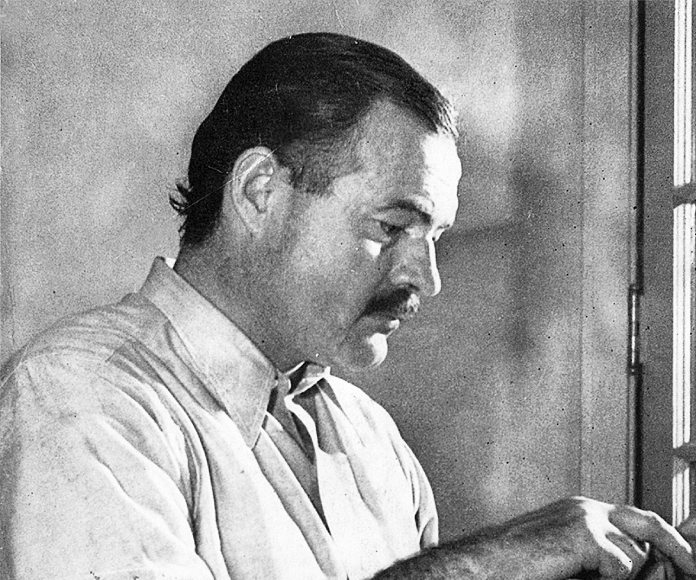 Ernest Hemingway con una máquina de escribir.