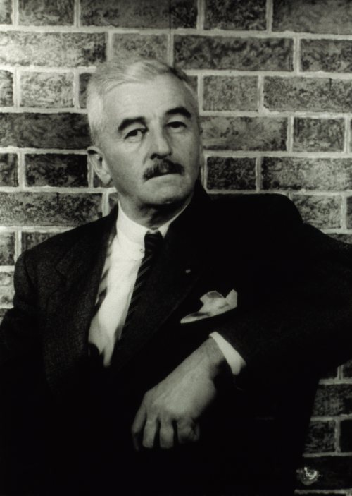 Retrato en blanco y negro de William Faulkner.