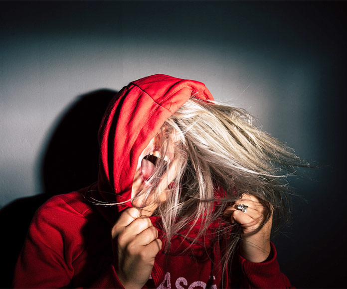 Mujer con capucha roja gritando