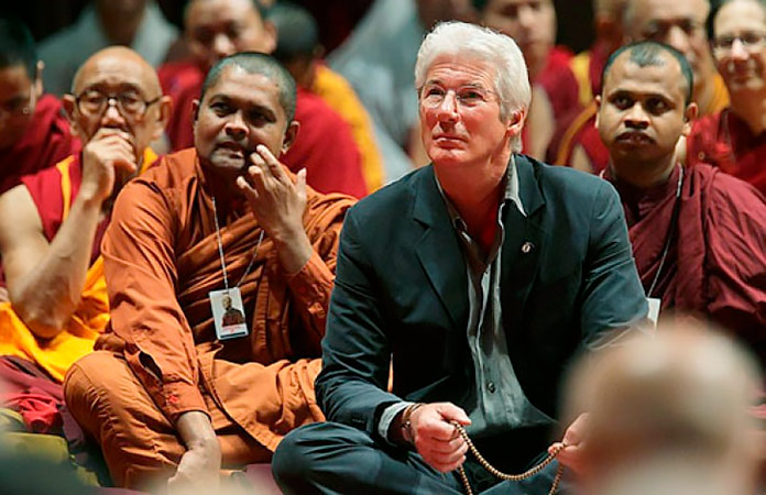 Richard Gere en una oración ante el Dalai Lama