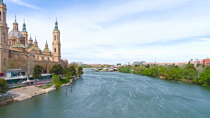Rio Ebro a su paso por la Basílica del Pilar de Zaragoza