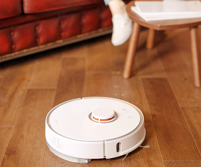 Robot aspirador blanco en un salón