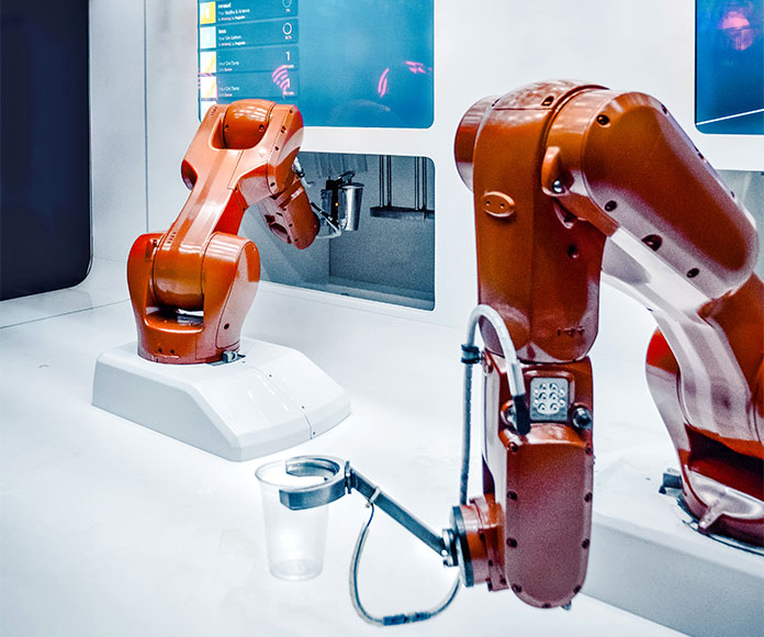 Dos robots o máquinas industriales sirviendo bebidas