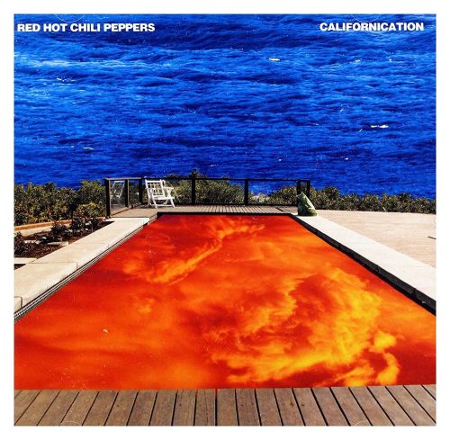 La portada de Californication tiene el color del cielo (naranja) invertido en la piscina (azul) y viceversa.