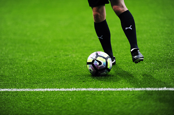 Rodillas de un futbolista en el campo 