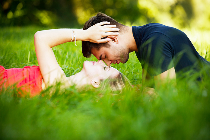 Novios en el cesped