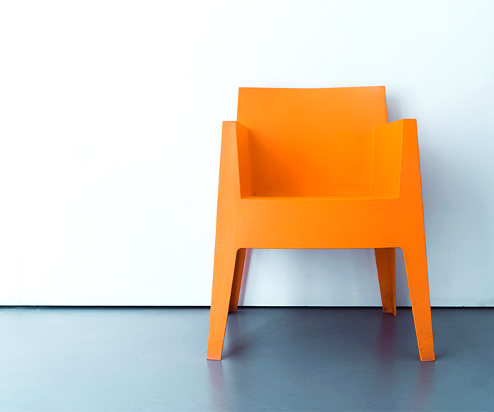 Silla de plástico naranja moderna