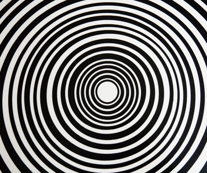 Ilusión óptica conformada a partir de círculos blancos y negros.