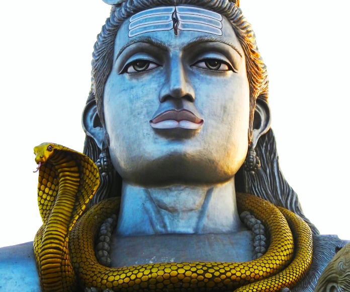 Estatua de una deidad con una serpiente en su cuello.