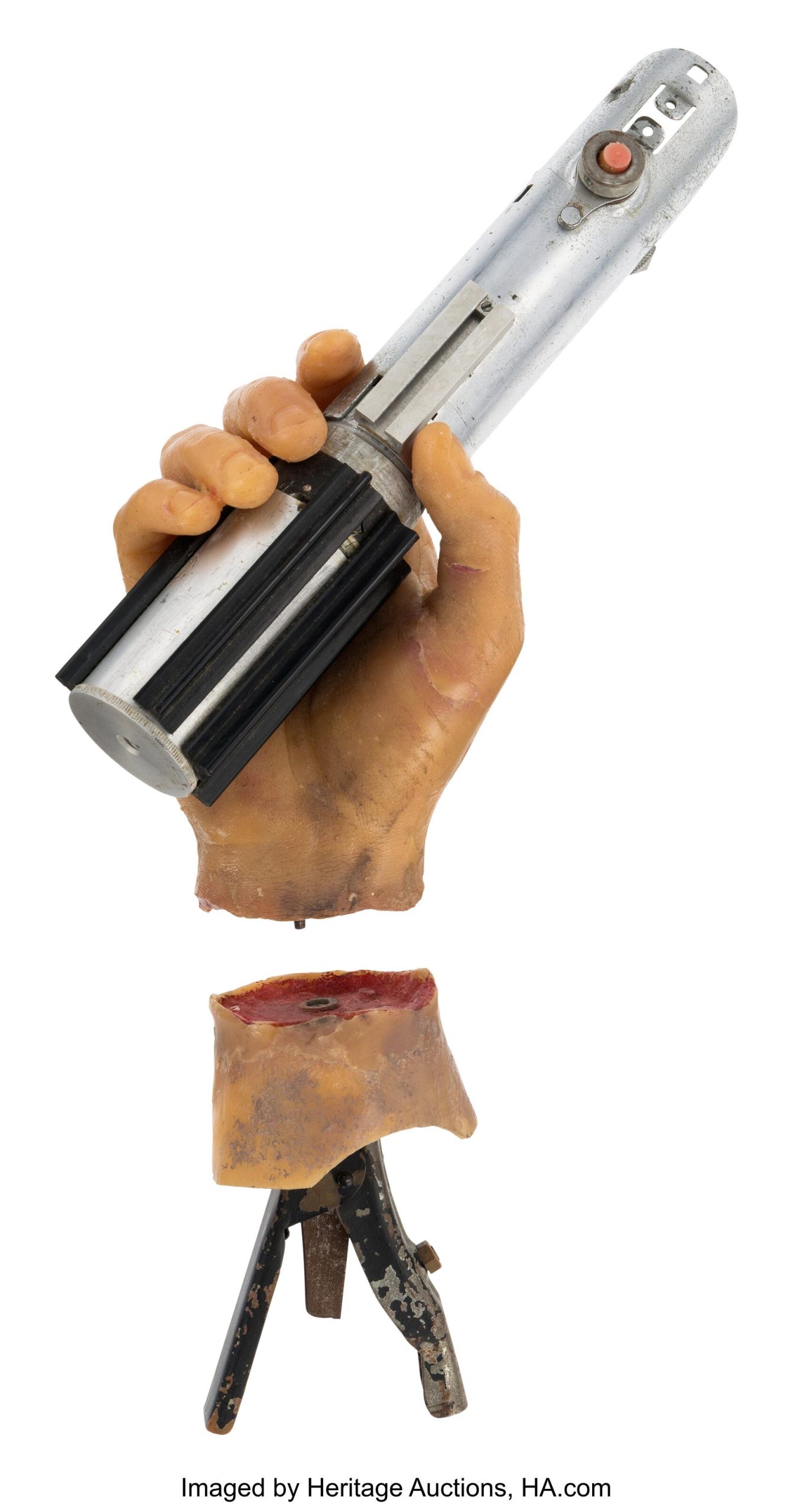 Empuñadura del sable láser de Luke Skywalker junto al dispositivo de efectos prácticos