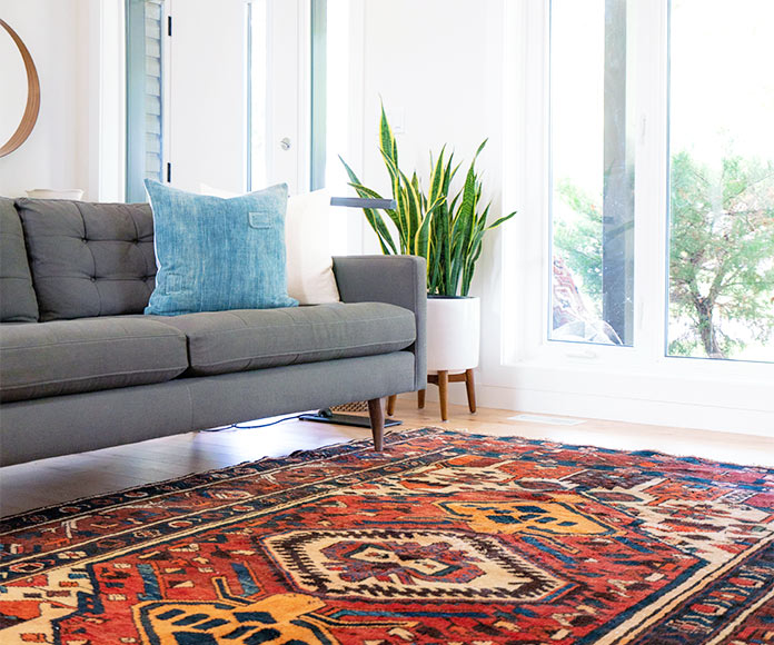 Detalle de la alfombra en un luminoso salón minimalista