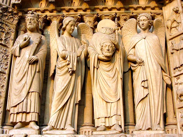 Detalle de la estatua de San Denis, en la Puerta de la virgen de la catedral de Notre Dame, París.